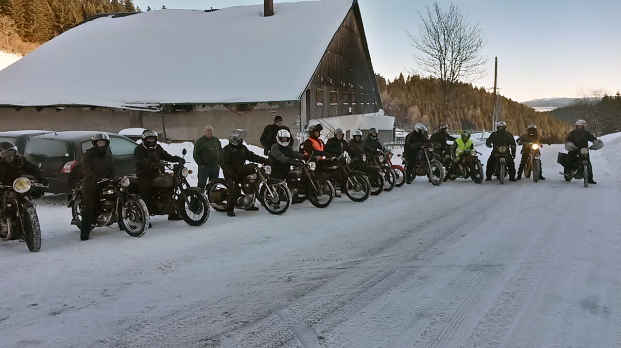 Photo du départ de l'Hivernale 2017 Terrot, motos anciennes et classiques organisée par l'ARBRACAM Photo du départ de l'Hivernale 2017 Terrot, motos anciennes et classiques organisée par l'ARBRACAM